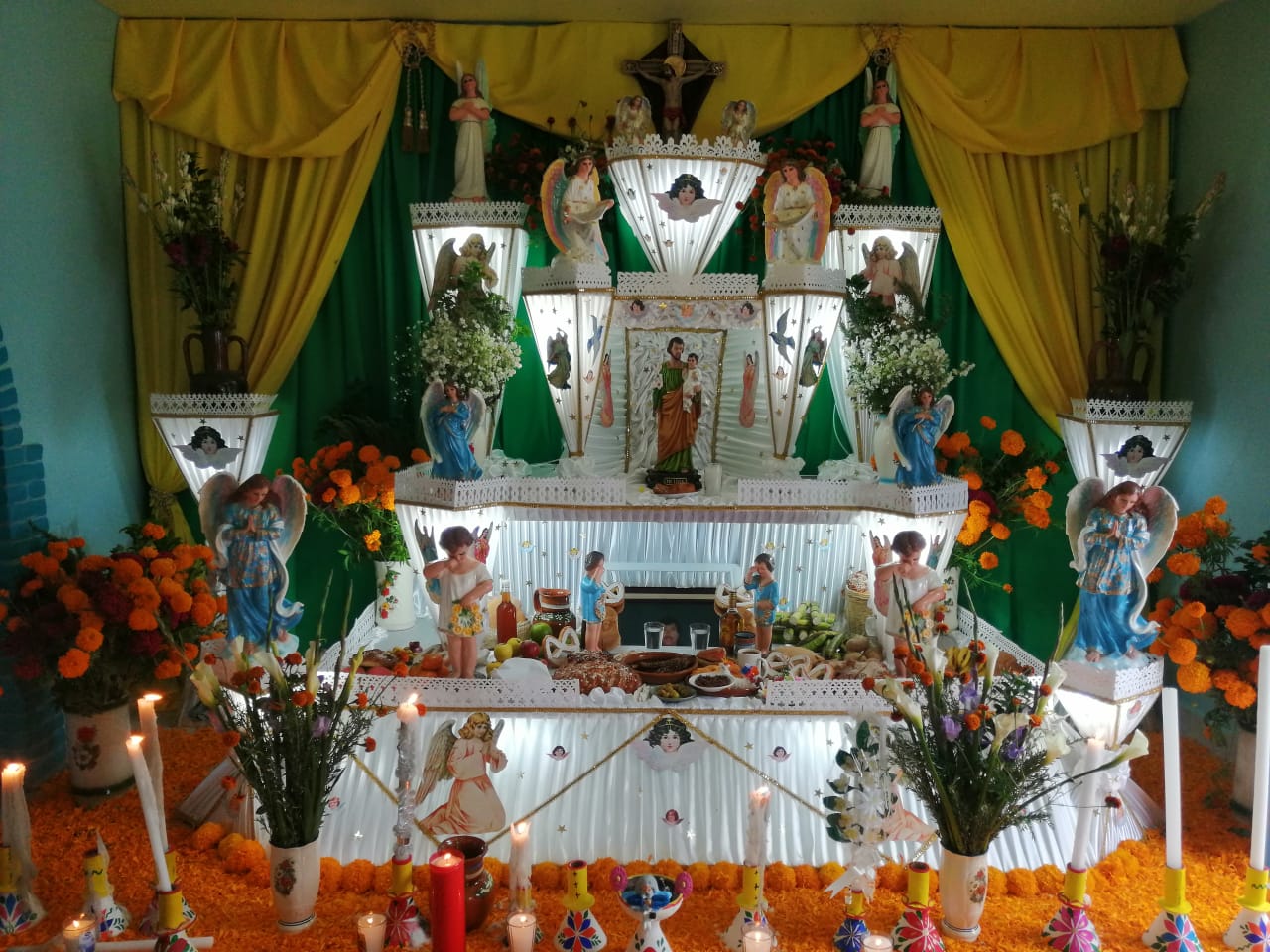 Día De Muertos Puebla. Altares Monumentales De Huaquechula, Una ...